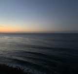 日の出前の静かな海岸