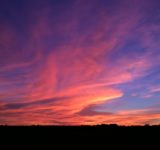 夕暮れの西の空にたなびく茜雲
