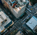 高層ビルからの都会の喧騒
