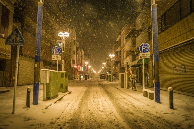 雪降る街角