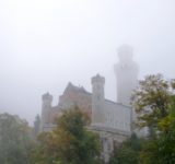 霧の中に浮かぶ古城