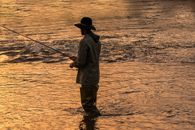 夕暮れの川釣り